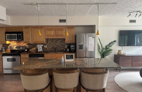 East Price Hill Condo | Beautiful 2 level city view condo Swimming pool minutes from downtown Cincinnati