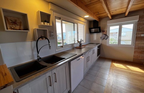 Gruissan Plage Ski Chalet | Beautiful 2-Story Chalet with WiFi and AC, 250m from Beach - Gruissan, Sleeps 6