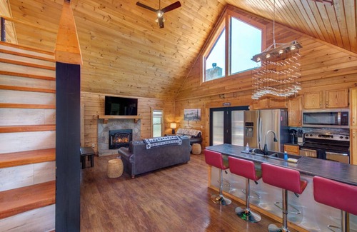 Sevierville Cabin | *Beautiful 2BD w/VIEWS! Hot Tub + Pool Access!*