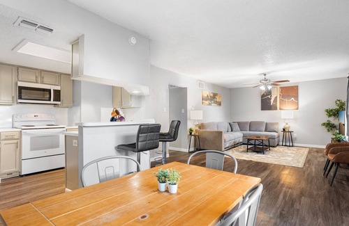 Hancock Apartment | Beautiful 2BR 5 Mins to UT 8676