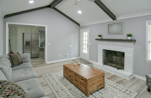 Columbia House | Beautiful 3 BD/2 BA Home with Ping-Pong, Arcade, Grill, and 2 Dining Rooms