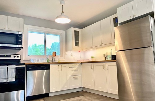 Balm Beach House | Beautiful 3-Bdrm Cottage close to Ski Resorts w/Hot Tub, Game Room, & more!