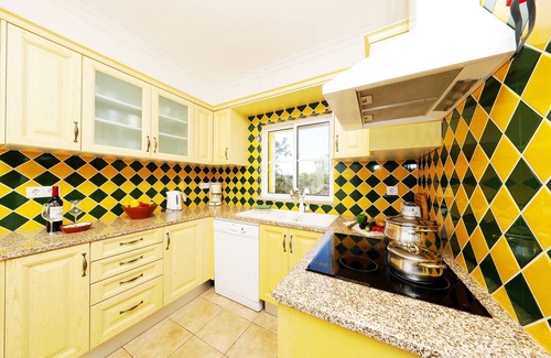Santa Catarina da Fonte do Bispo Villa | Beautiful 3 bed Family Villa W/Pool, Tranquil Rural nr village .