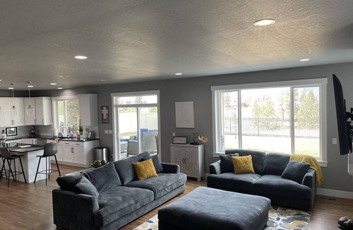 Greenacres House | Beautiful 3 bed+den, 3bath huge home on the Spokane River and Centennial Trail