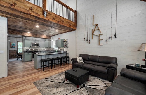 Umber View Heights Cabin | Beautiful 3 bedroom cabin in the woods close to the lake