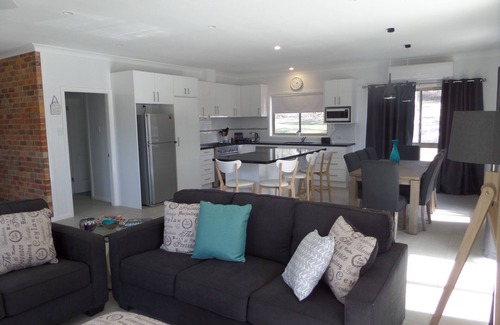 Portland House | Beautiful 3 bedroom cottage on 25 acres with visiting native birds & wildlife