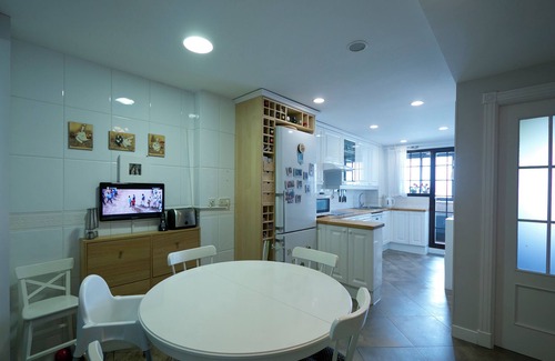 Majadahonda Apartment | Beautiful 3 Bedroom apartment very near Madrid city, Wifi, AC, Pool, Paddle.