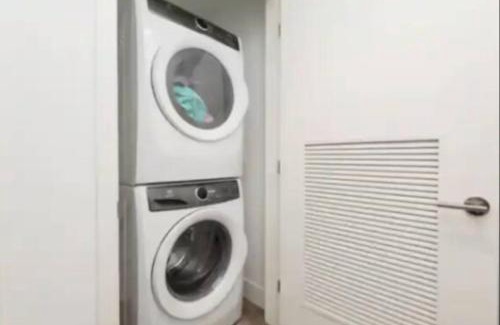 Downtown Los Angeles Apartment | Beautiful 3 Bedroom High Rise with Pool, Hot Tub and Rooftop Views