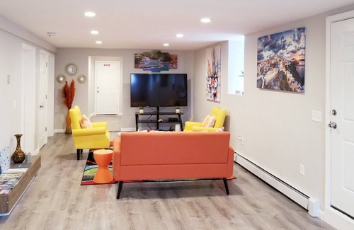 Pawtucket Apartment | 🤗Beautiful 3 BR apt, Fast WiFi & free Parking mins to Shopping Malls!🥳