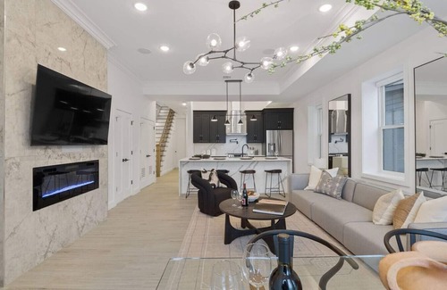 The Heights House | Beautiful 3BR 3.5BA Full Ensuite Duplex W/Backyard