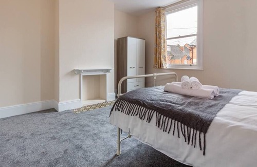 Pontrilas House | Beautiful 4 Bed House Worcester City Centre