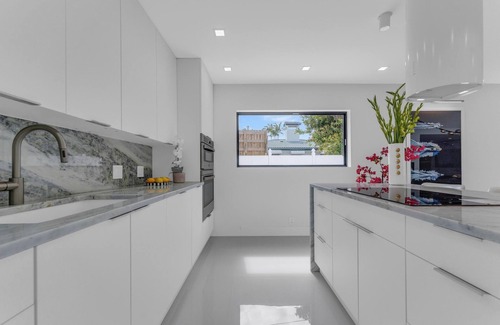 Lauderdale Beach House | Beautiful 4-bedroom beach house with pool and AC/Downtown
