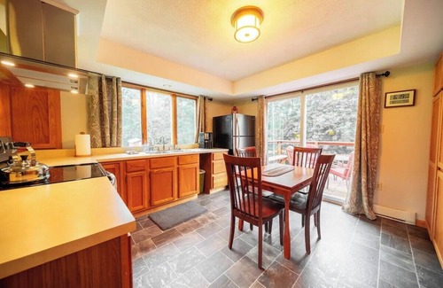 Harman House | Beautiful 4-bedroom house in peaceful Dryfork with WiFi.