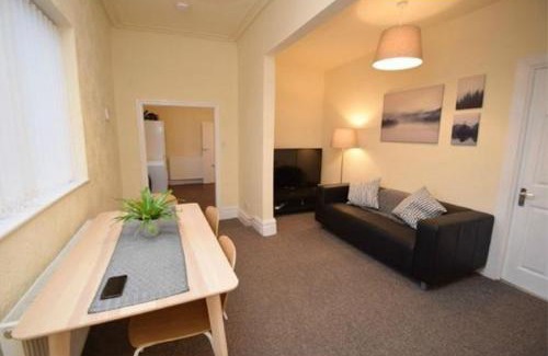 Offerton Apartment | Beautiful 4 bedroom Victorian Apartment Sleeps 7 STOCKPORT