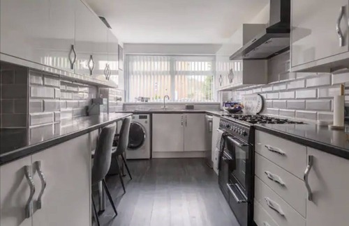 Marston Green House | Beautiful 5 Bedroom Home With Parking Near NEC and BHx
