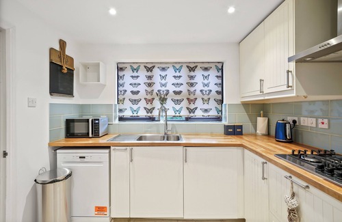 Hartwell House | Beautiful 5 bedroom house in Stone,Aylesbury, 2 Free parking