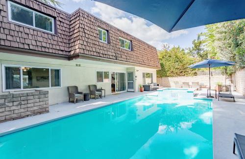 Sherman Oaks House | Beautiful 5 bedroom sleeps16 pool Universal