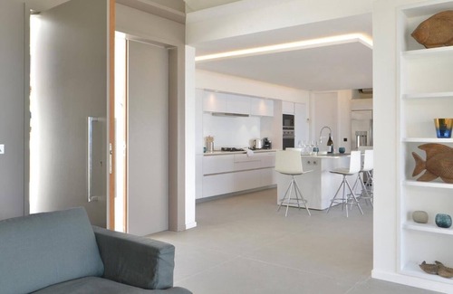 Terre Neuve Villa | Beautiful 6 BDRM Contemporary Villa w Jacuzzi