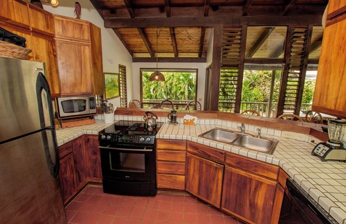 Hanalei House | Beautiful 6 bedroom for 14 ocean view Hanalei Bay home!