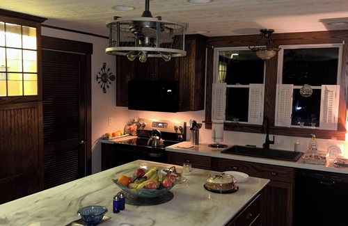 Meadville House | Beautiful and historical 6-bedroom house with AC & WiFi in lovely Meadville