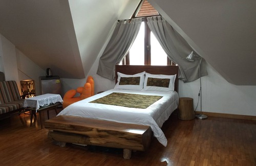 Ang Mo Kio House | Beautiful and large Balinese room for rent