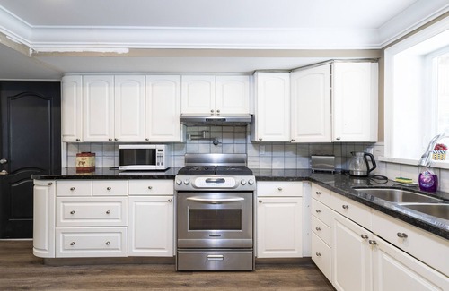 Wasaga Beach House | Beautiful and Modern Two Bedroom Home/Walking Distance to Beach