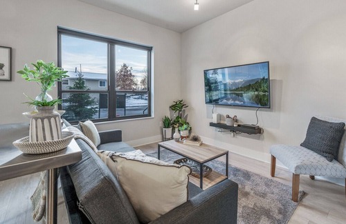 Marcy-Holmes Apartment | Beautiful and Pet Friendly in Quiet Neighborhood!
