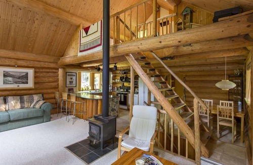 Nelson Ski Chalet | Beautiful And Private Mountainside Log Cabin - Hot Tub And 10 Min From Nelson