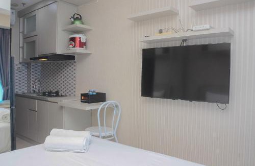 Kayu Putih Apartment | Beautiful and Relaxing Studio Tifolia Apartment By Travelio