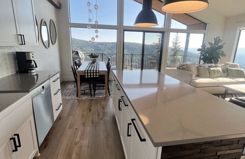 Sandpoint House | Beautiful and sparkling clean home with private hot tub and VIEWS