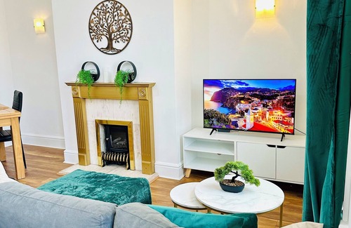 Stanley House | Beautiful and Stylish 2Bed House near City Centre and Pinderfield Hospital