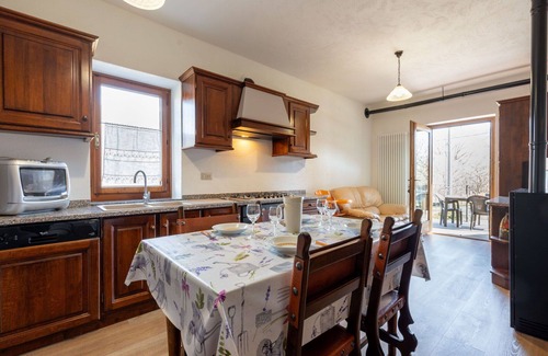 Fenis Apartment | Beautiful apartment for 4 people with WIFI, pool, TV, terrace, pets allowed and parking