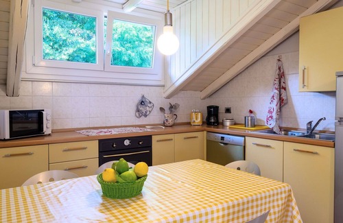 Luino Apartment | Beautiful apartment for 5 guests with A/C, WIFI, pool, TV, balcony and parking