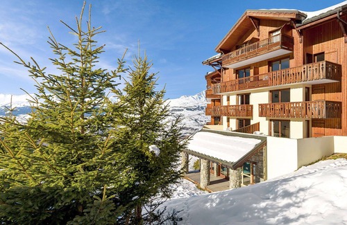 Peisey-Nancroix Apartment | Beautiful apartment for 8 guests with WIFI, pool, TV, terrace and pets allowed