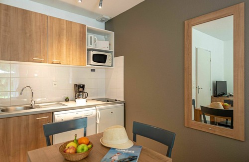 Saumur House | Beautiful apartment in villa for 3 people with pool, internet, TV, terrace and pets allowed