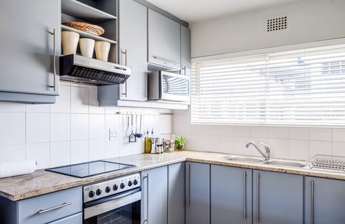 Mouille Point Apartment | Beautiful Apartment w Scenic Views Fairway Haven