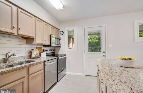 Woodbridge House | Beautiful Apt Renovated close to everything conveniently located single house