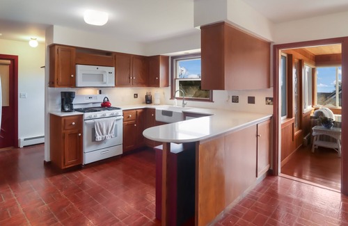 Omena House | Beautiful Bayview 3 bedroom, 3 bath home/walking distance to beach. Sleeps 9.