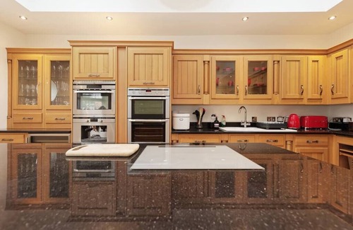 Westbrook House | Beautiful Beach Side 4 Bed House