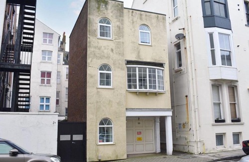 Portsmouth House | Beautiful beachside detached house with garage, FREE parking and garden