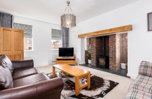Adel House | Beautiful Big Family Home - Sleeps 10, Park 3 Cars