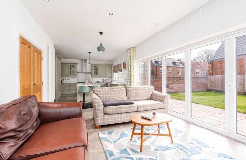 Adel House | Beautiful Big Family Home - Sleeps 10, Park 3 Cars