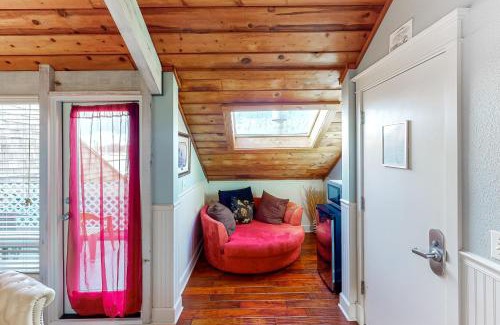 Historic Bayfront House | Beautiful Briny Retreat