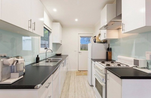 Cowes House | Beautiful Bungalow, Pet-Friendly & Walk to Beach