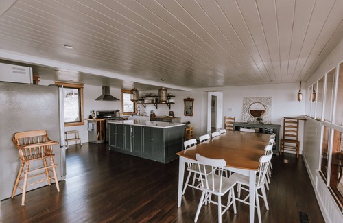 Division No. 10 Cabin | Beautiful Cabin on the Water
