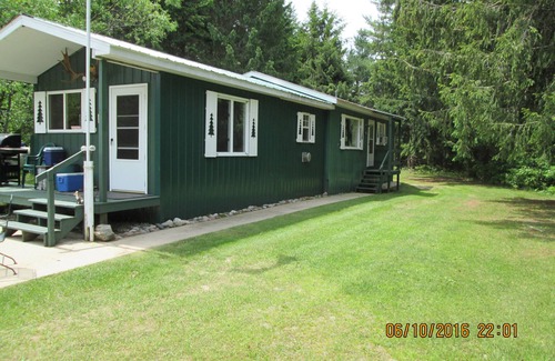 Little Lake Cabin | Beautiful Cabin Comfortably Sleeps 6