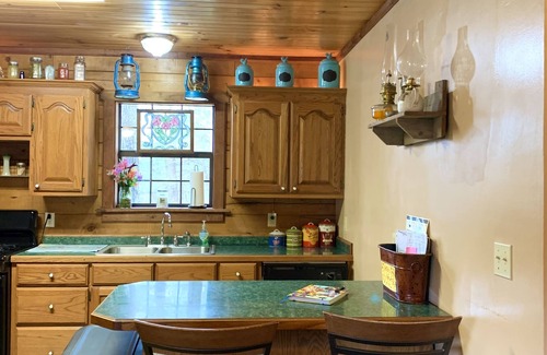 Hatton Cabin | Beautiful Cabin. Gillham lake. Enjoy the Hot Tub