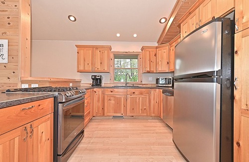 Greenway House | Beautiful Cabin on Peaceful Swan Lake!