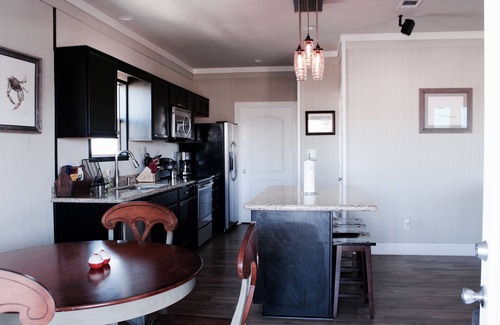 Hackberry House | Beautiful Camp on canal with 300 lb ice machine down stairs. 409 Lake Breeze Rd