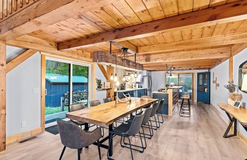 Ellicottville Ski Chalet | Beautiful chalet on 5 acres - 2 min to Village!π Hot-Tub, Sauna, Fire Pitπ₯